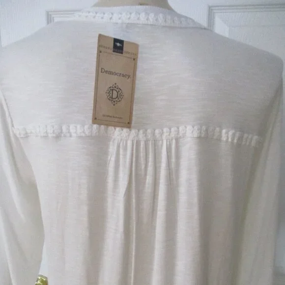 Democracy NWT White Embroidered Roll Tab Sleeves Relaxed Fit Blouse Size M - Picture 3 of 12